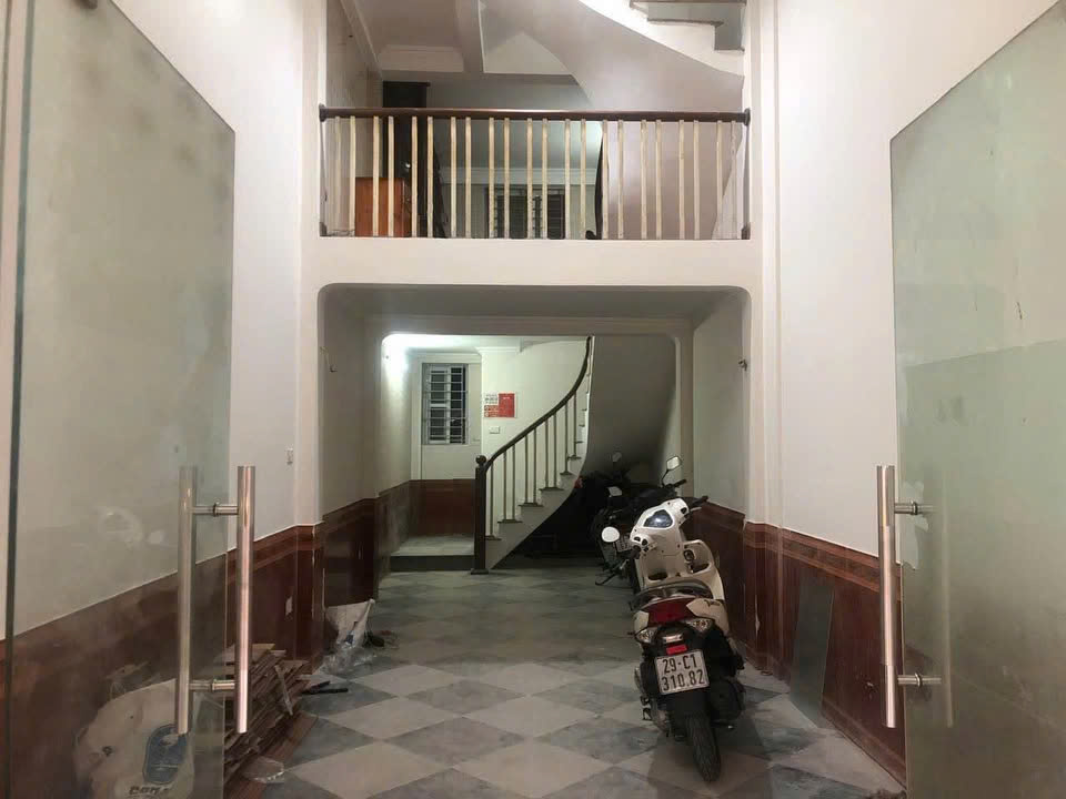 Cho thuê nhà mặt ngõ KD Cà phê, Spa, Nail Định Công Thượng, 4.5 tầng x 45m2, 5 ngủ 15 Triệu - Ảnh chính